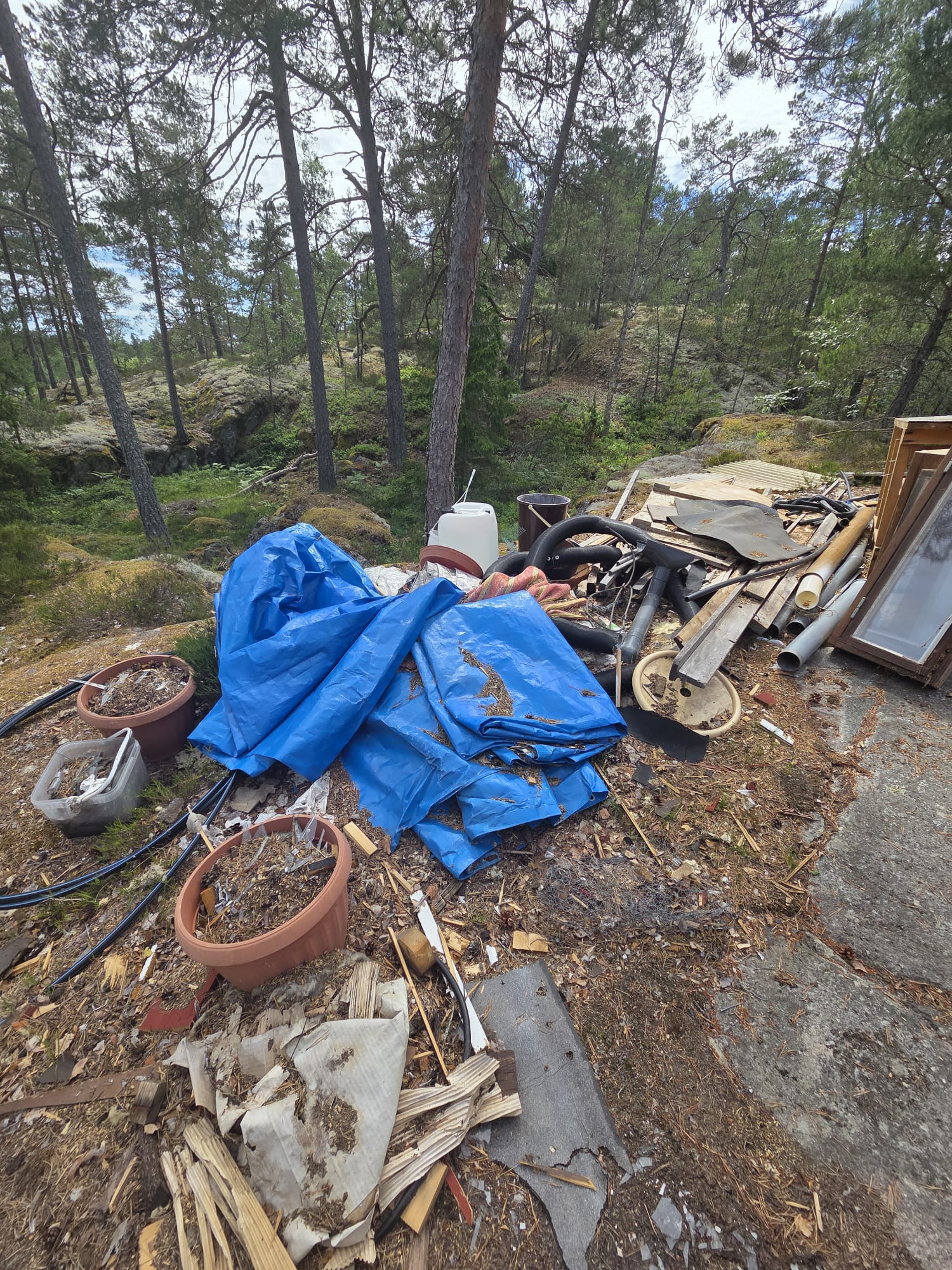 Bråte och byggavfall på tomt före bortforsling