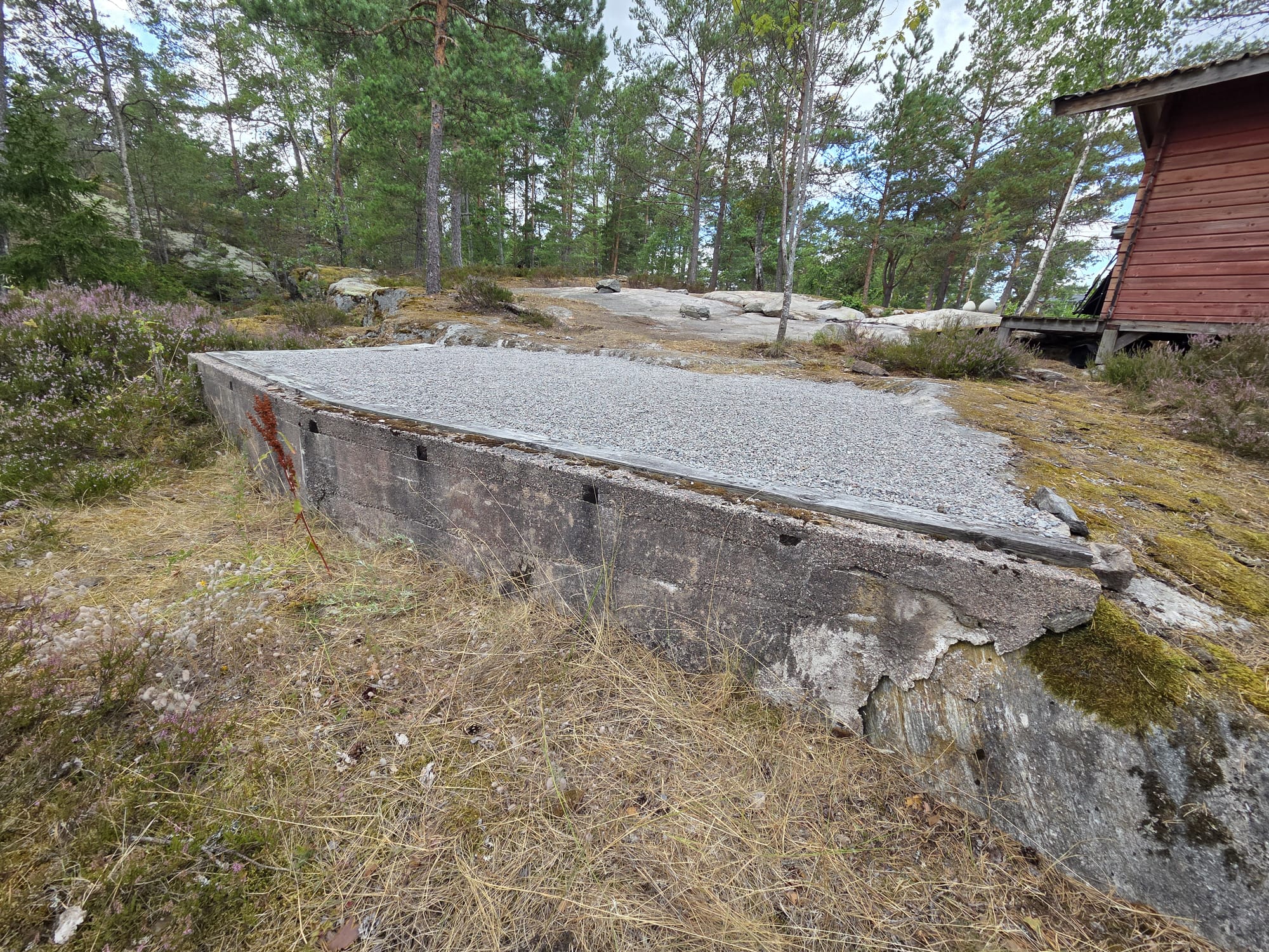 Färdig grusbädd på klippa vid stuga i skärgården