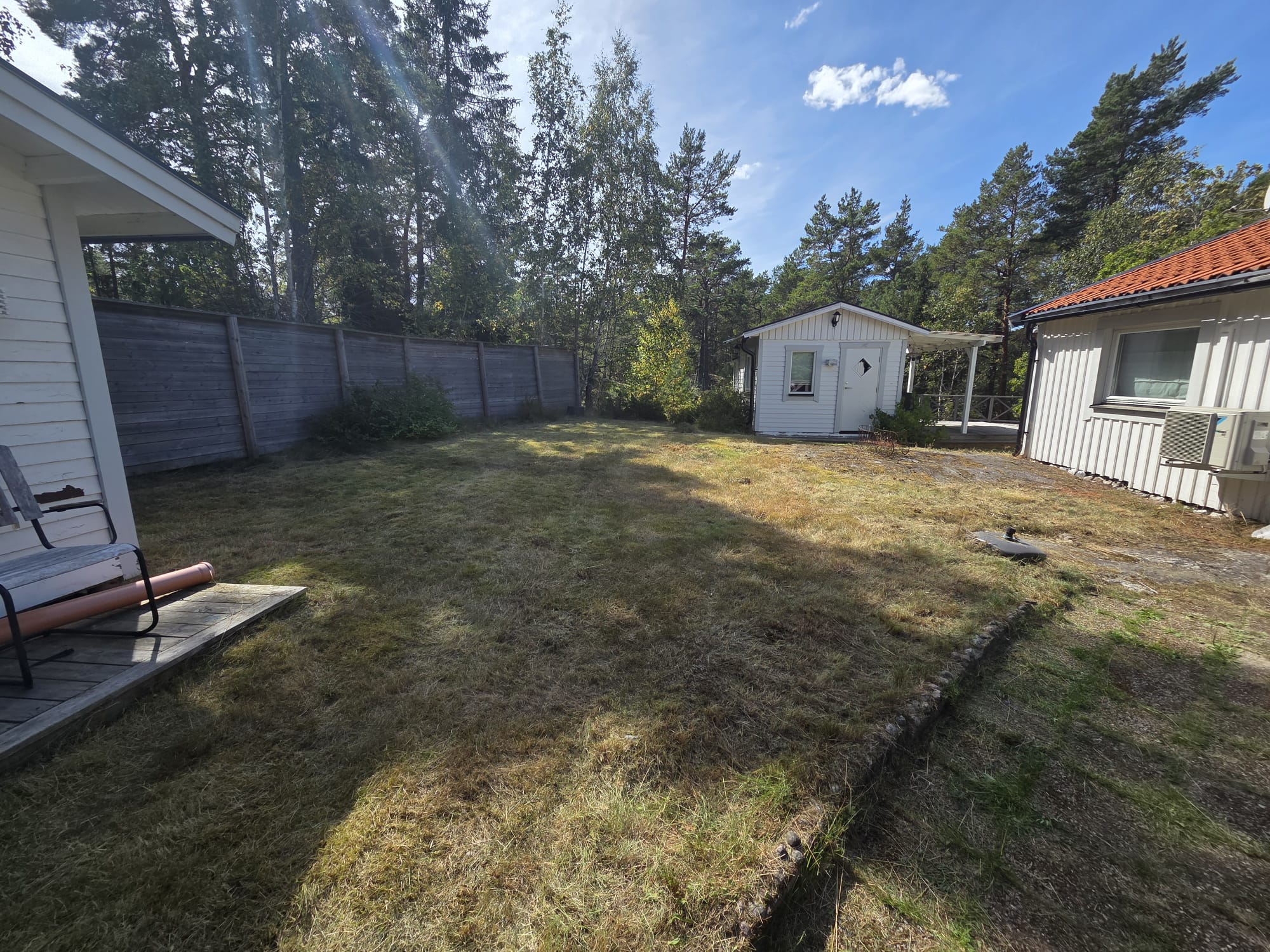 Nyklippt tomt vid stuga på Värmdö
